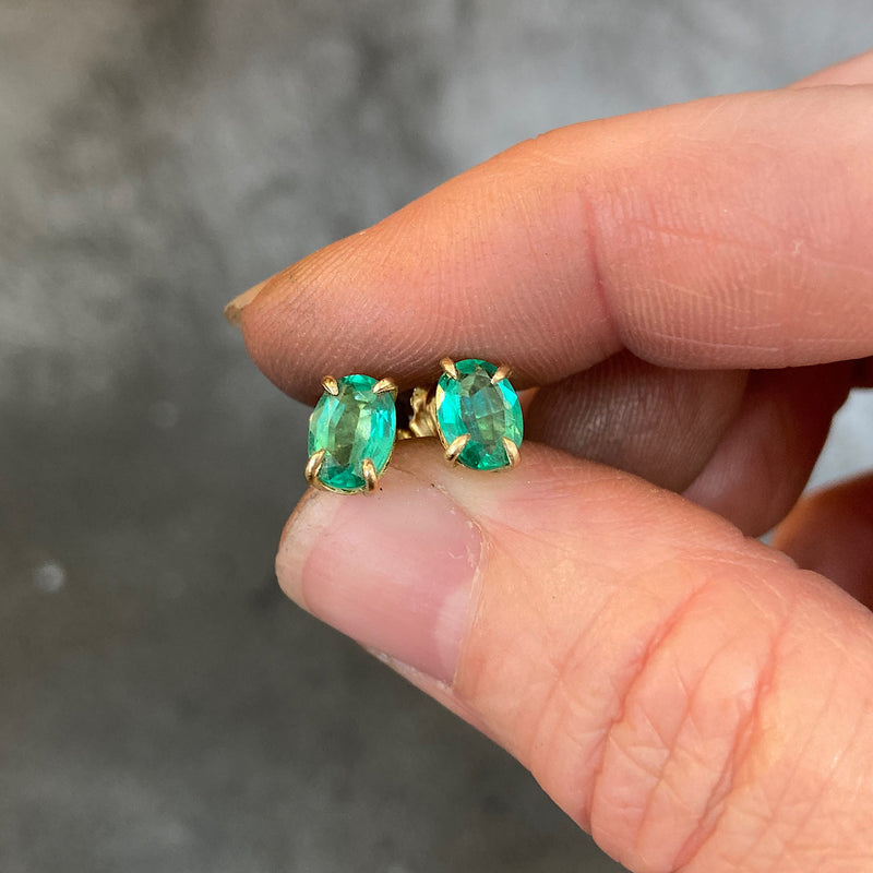 18kt Yellow Gold 1.32ct Emerald Earrings