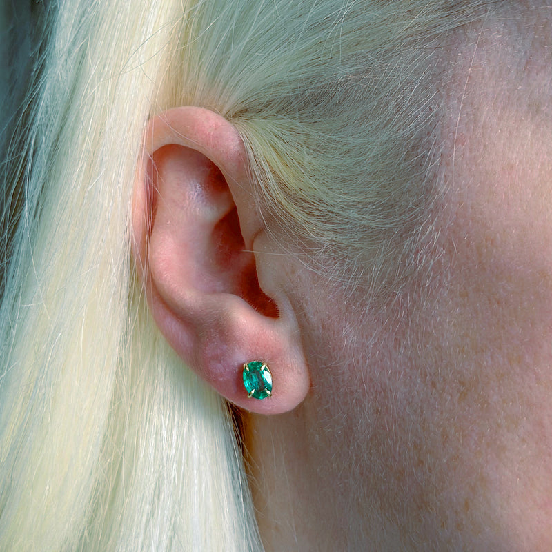 18kt Yellow Gold 1.32ct Emerald Earrings