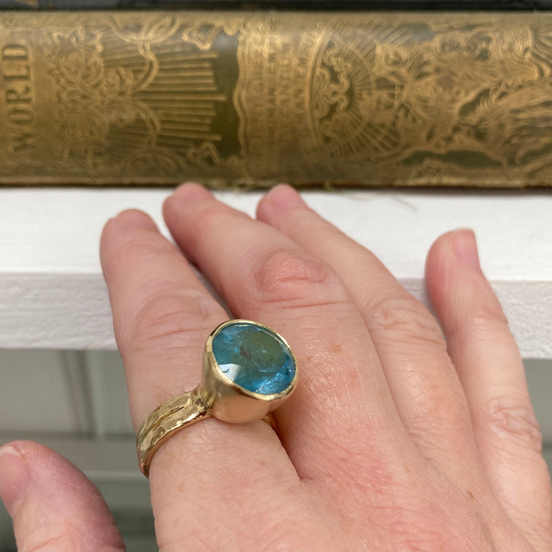 18kt Yellow Gold 6.58ct Blue Aquamarine Ring