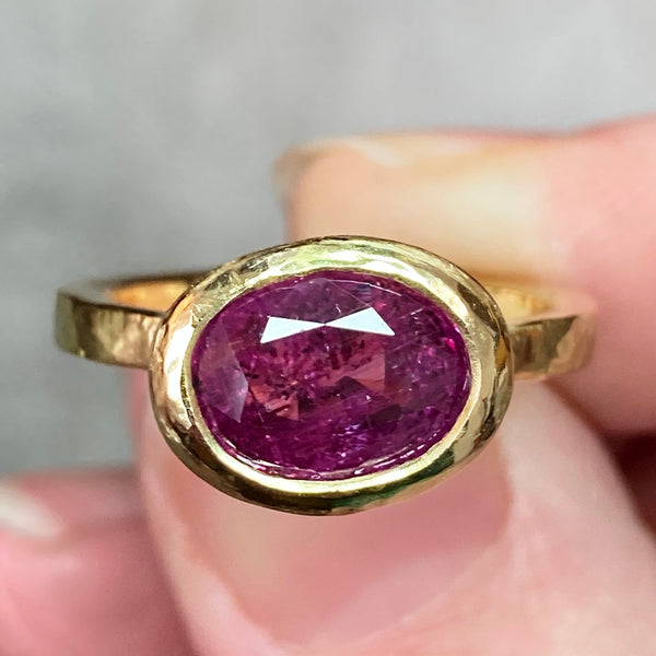 18kt Yellow Gold 2.82ct Oval Pink Sapphire Ring