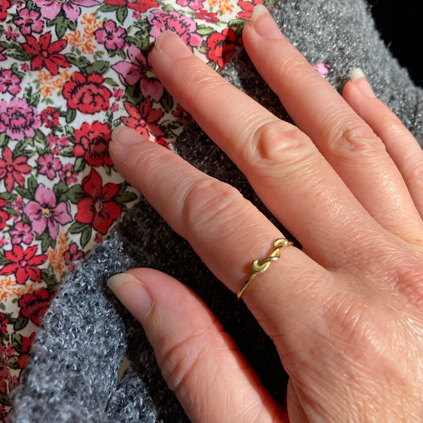 18kt Yellow Gold Green Emerald Love Knot Ring