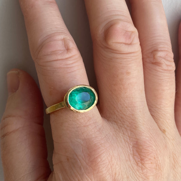18kt Yellow Gold 2.56ct Green Emerald Ring
